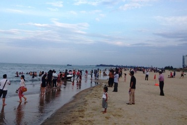 Quảng Bình: Các bãi biển, nhà hàng hải sản đã nhộn nhịp trở lại