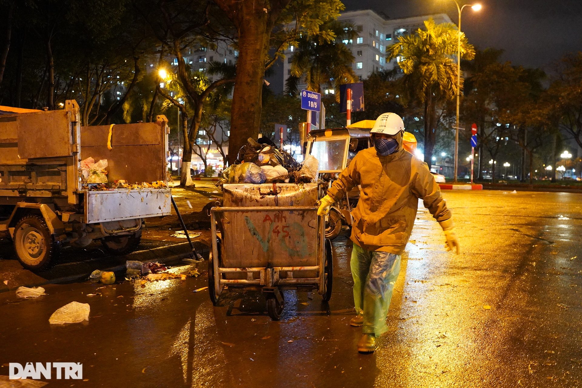 Người dân đốt lửa sưởi ấm, chật vật mưu sinh xuyên đêm trong mưa rét kỷ lục - 1 Người dân đốt lửa sưởi ấm, chật vật mưu sinh xuyên đêm trong mưa rét kỷ lục - 1
