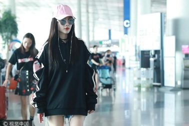 "Gái hai con" Lý Tiểu Lộ sành điệu với áo không quần