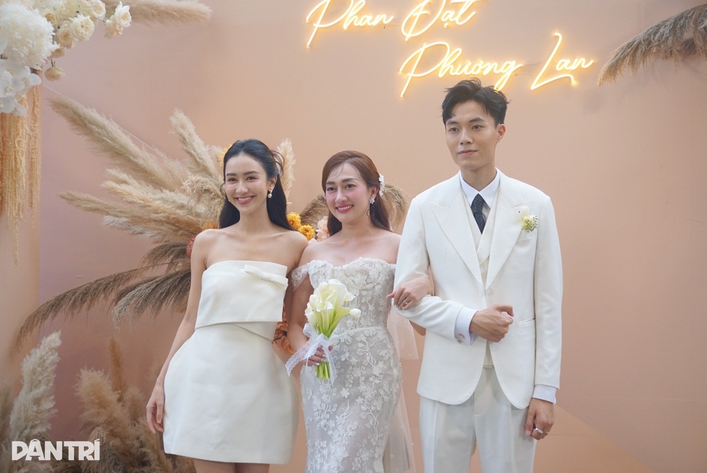 Lễ cưới Phương Lan Nhà bà Nữ: Chú rể bật khóc, Lý Nhã Kỳ nhận hoa cưới - 3 Lễ cưới Phương Lan Nhà bà Nữ: Chú rể bật khóc, Lý Nhã Kỳ nhận hoa cưới - 3