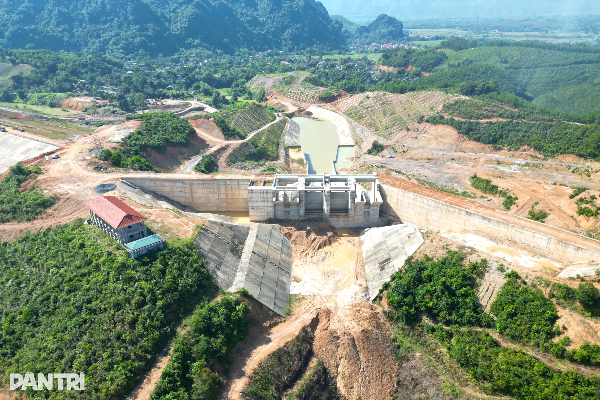 Đại công trường hồ chứa nước có đập đất cao bậc nhất Việt Nam - 3 Đại công trường hồ chứa nước có đập đất cao bậc nhất Việt Nam - 3