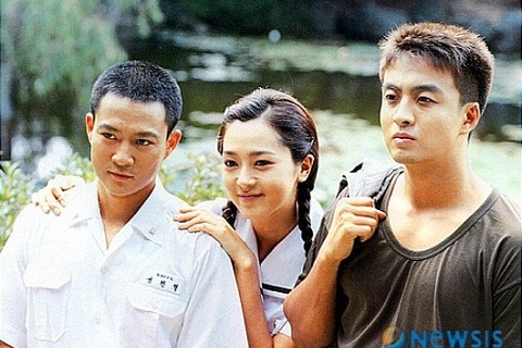 "Mối tình đầu" và cuộc "tấn công" ngọt ngào của văn hóa Hàn Quốc