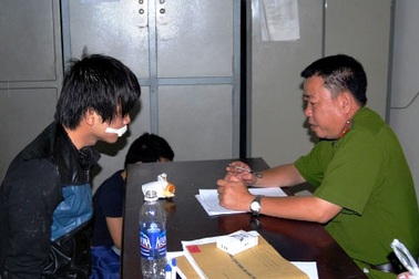 "Nghẹt thở" truy bắt 2 tên cướp hung tợn trên phố