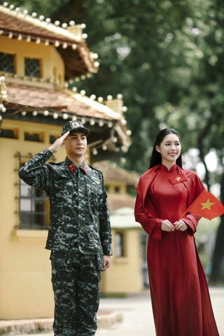 Thiếu úy cảnh vệ sánh vai cùng với top 3 Hoa hậu Việt Nam - 2