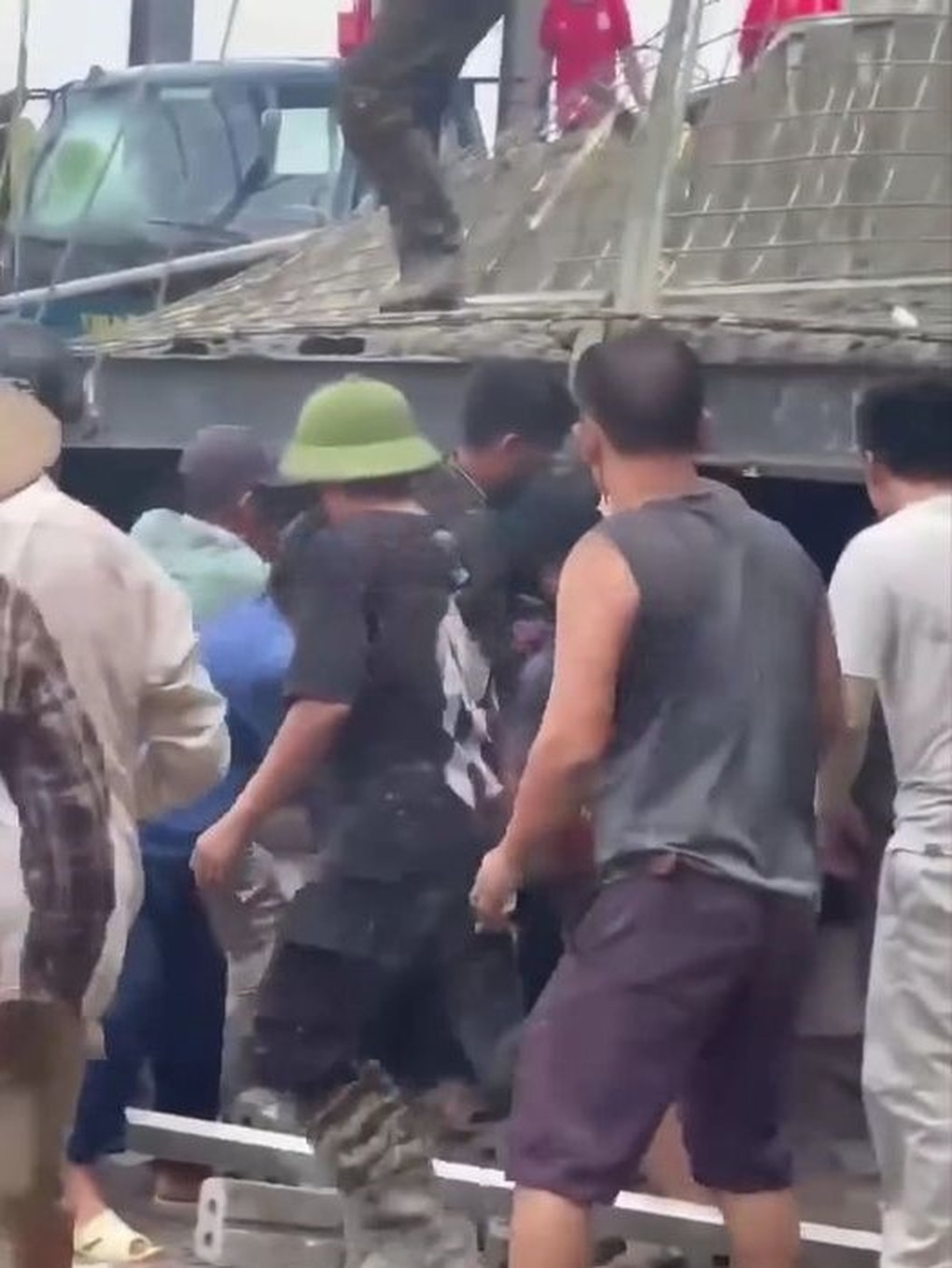Sập giàn giáo mái bê tông, 4 người thương vong - 1 Sập giàn giáo mái bê tông, 4 người thương vong - 1