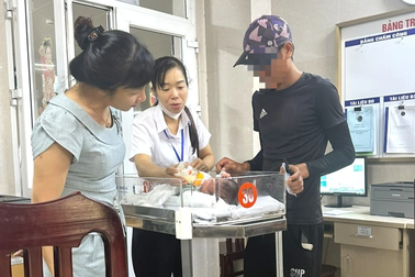 Xét nghiệm ADN tìm mẹ cho bé trai bị bỏ rơi trong đêm mưa