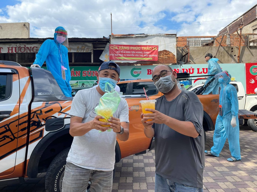 Biệt đội 80 xe bán tải vận chuyển lương thực tiếp sức TPHCM chống dịch - 5 Biệt đội 80 xe bán tải vận chuyển lương thực tiếp sức TPHCM chống dịch - 5