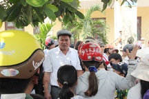 Hàng trăm phụ huynh phản đối việc con bị sáp nhập trường