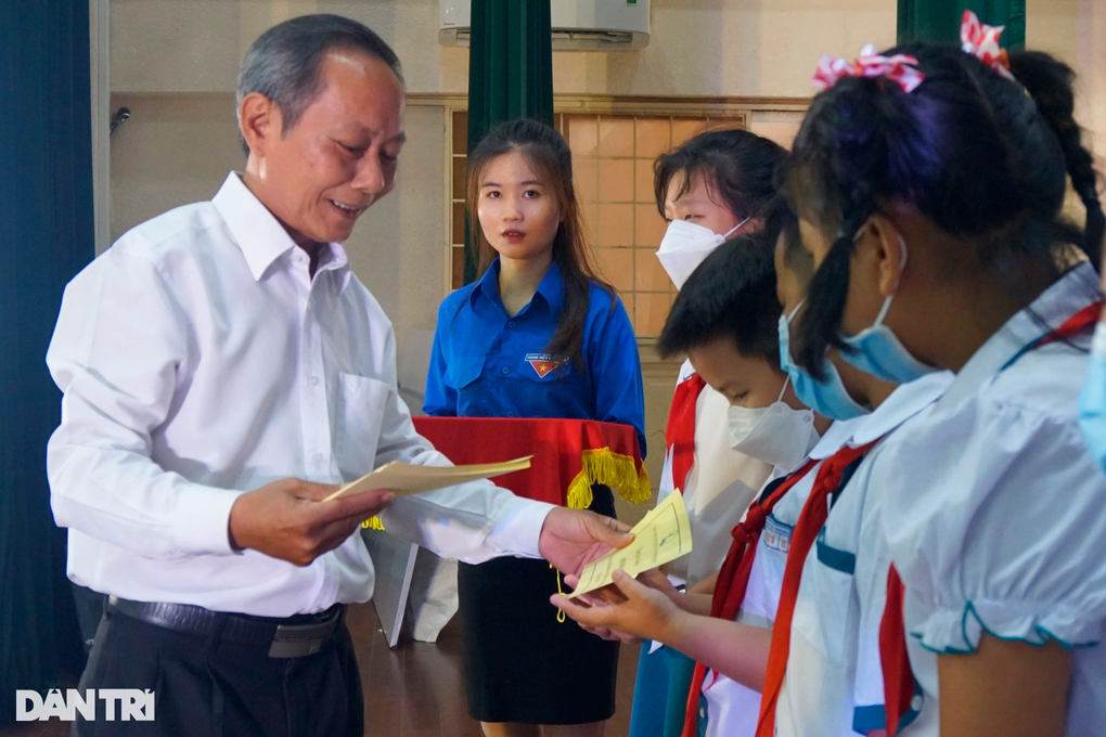 Thấu hiểu nỗi vất vả của cha mẹ, con gái gắng sức học giỏi - 1 Thấu hiểu nỗi vất vả của cha mẹ, con gái gắng sức học giỏi - 1
