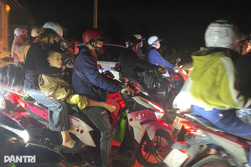 Nhiều tuyến đường kẹt xe khi người dân về quê nghỉ lễ 2/9 - 3 Nhiều tuyến đường kẹt xe khi người dân về quê nghỉ lễ 2/9 - 3