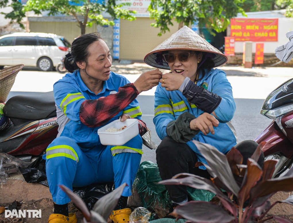 Người lao động oằn mình mưu sinh dưới cái nắng 50 độ C ở Hà Nội - 10 Người lao động oằn mình mưu sinh dưới cái nắng 50 độ C ở Hà Nội - 10