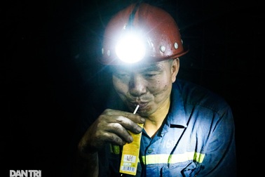 Một ngày của người thợ "ăn cơm dương gian, làm việc âm phủ"