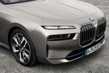 Thiết kế đèn pha bằng pha lê Swarovski cầu kỳ của xe điện hạng sang BMW i7