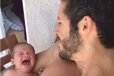 Bố "thiên tài" dỗ con nín khóc trong vài giây