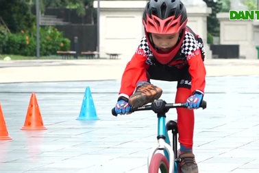 Các "siêu nhí" 3 - 5 tuổi trình diễn điêu luyện trên xe thăng bằng