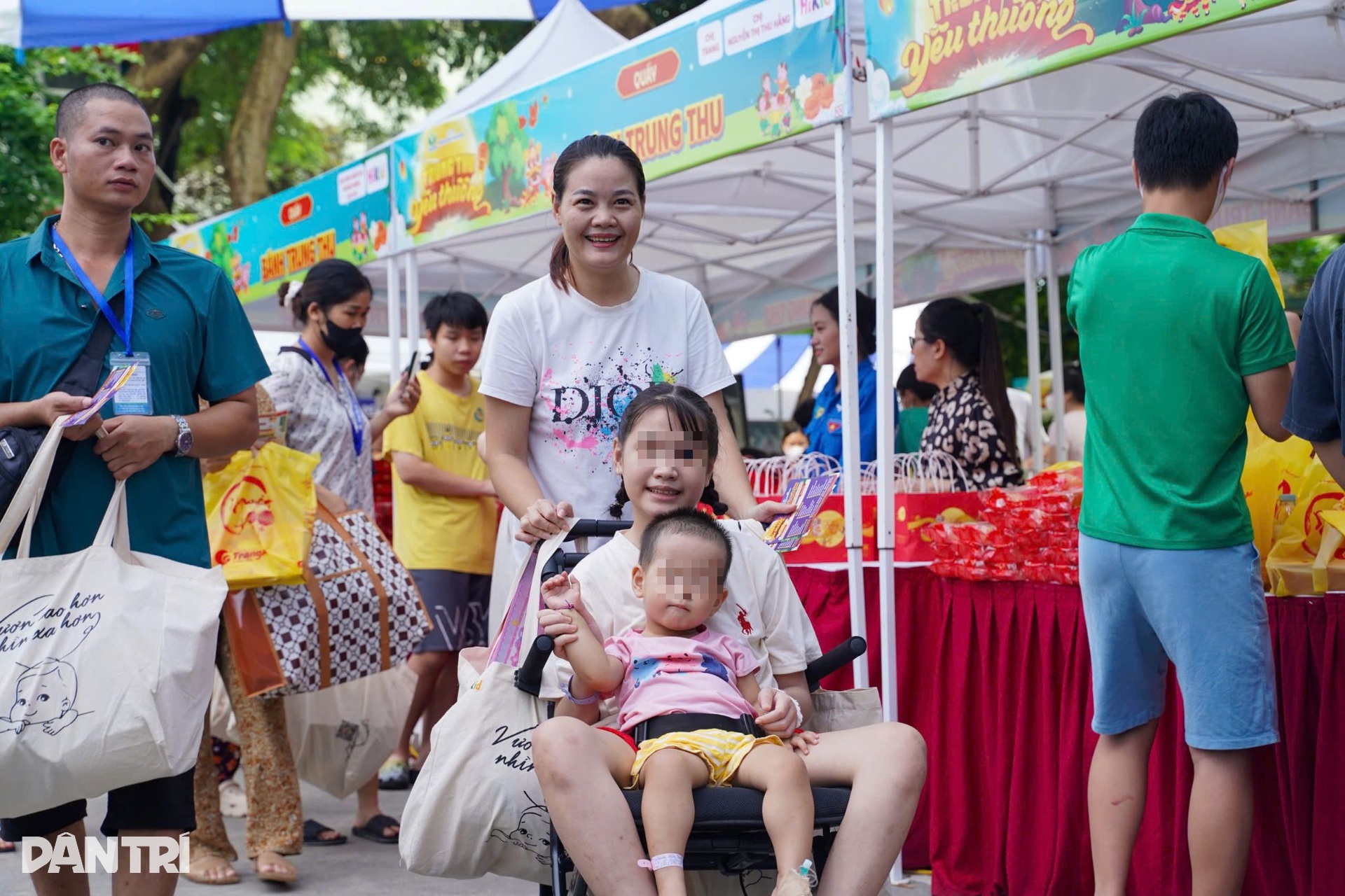 Điều ước bình an, đón nhiều Trung thu cùng gia đình của những em bé ung thư - 5 Điều ước bình an, đón nhiều Trung thu cùng gia đình của những em bé ung thư - 5