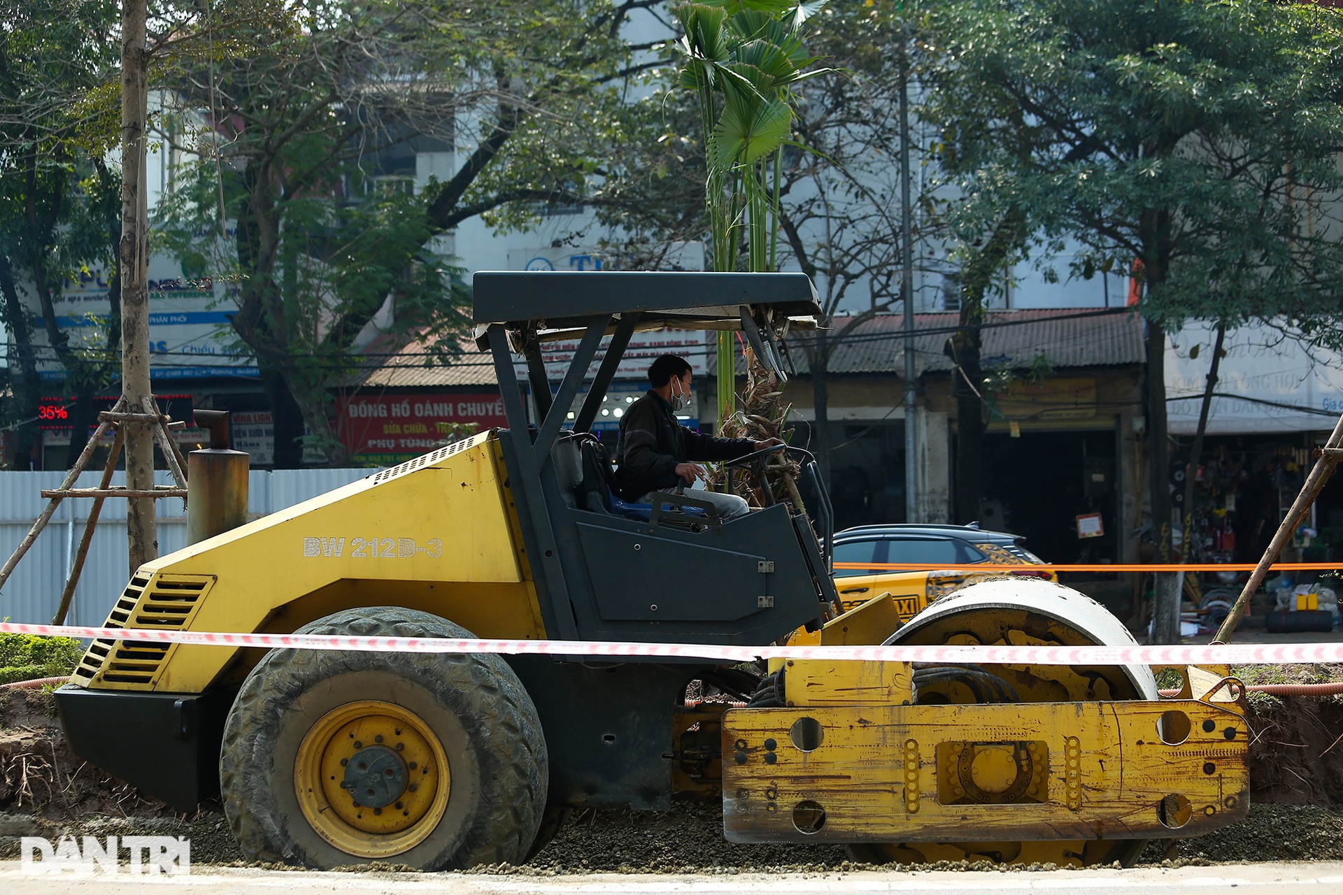 Xén dải phân cách, mở rộng đường tại điểm đen ùn tắc giao thông ở Hà Nội - 10 Xén dải phân cách, mở rộng đường tại điểm đen ùn tắc giao thông ở Hà Nội - 10