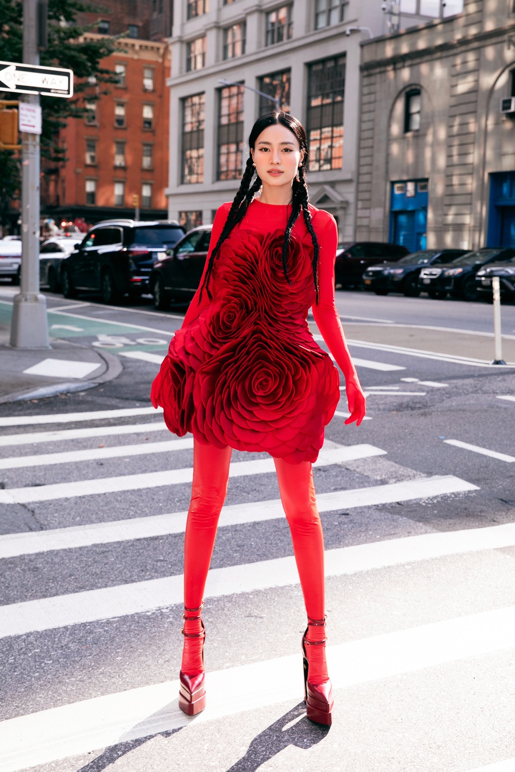 Ngọc Quyên hở bạo, Lan Ngọc diện đồ đỏ rực khoe sắc ở New York - 4 Ngọc Quyên hở bạo, Lan Ngọc diện đồ đỏ rực khoe sắc ở New York - 4