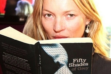 Siêu mẫu Kate Moss đọc truyện khiêu dâm kêu gọi quyên góp từ thiện