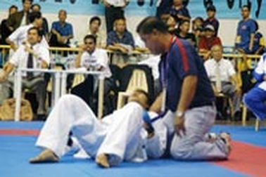 VĐV karatedo VN bị ngộ độc thức ăn