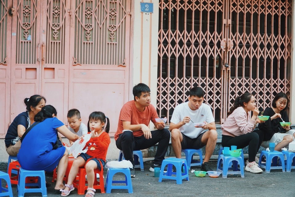 Quán bánh rán vỉa hè Hà Nội, ngày cả trăm lượt khách xếp hàng thưởng thức - 10 Quán bánh rán vỉa hè Hà Nội, ngày cả trăm lượt khách xếp hàng thưởng thức - 10