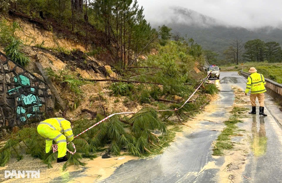 Mưa lớn dị thường gây sạt lở loạt đèo xung yếu ở Lâm Đồng - 2 Mưa lớn dị thường gây sạt lở loạt đèo xung yếu ở Lâm Đồng - 2