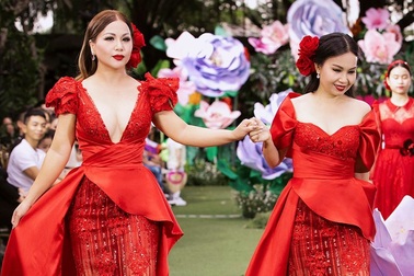 Cẩm Ly và Minh Tuyết gây bất ngờ khi trình diễn thời trang cùng hai con gái