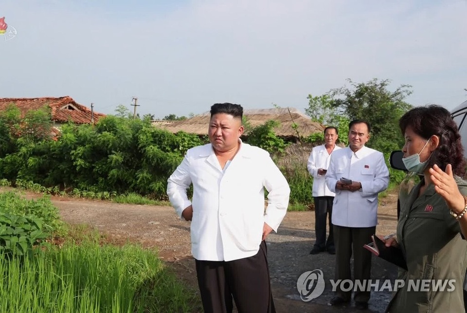 Ảnh hiếm ông Kim Jong-un lái xe thăm người dân vùng lũ - 2 Ảnh hiếm ông Kim Jong-un lái xe thăm người dân vùng lũ - 2