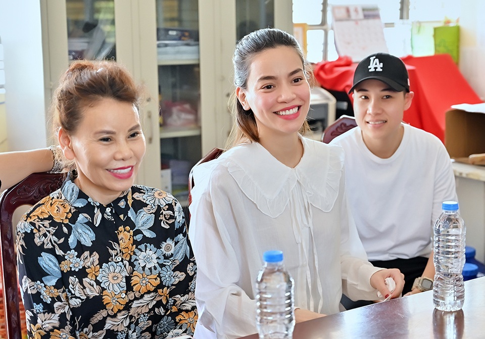 Hồ Ngọc Hà, con trai Subeo trao nước sạch cho miền Tây sau giãn cách xã hội - 2