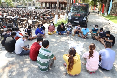 Bắt 21 đối tượng tại tụ điểm lắc tài xỉu ở lò heo