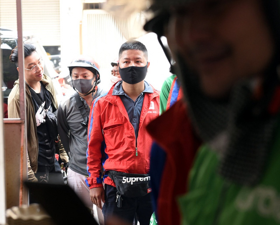 Hà Nội nắng nóng nhất từ đầu hè, shipper xếp hàng dài mua đồ ăn cho khách - 12 Hà Nội nắng nóng nhất từ đầu hè, shipper xếp hàng dài mua đồ ăn cho khách - 12