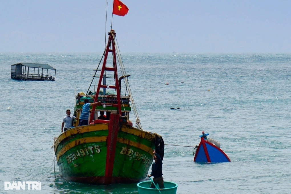 Tàu chao đảo rồi chìm sau khi bị đâm, 4 ngư dân lênh đênh trên biển - 1