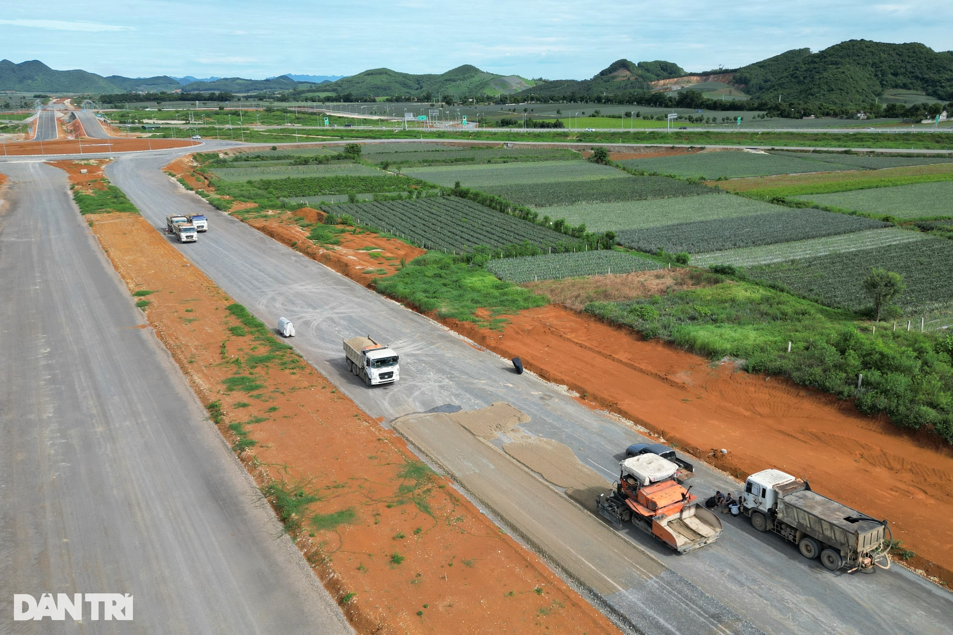 Cận cảnh tuyến đường hơn 20km tiêu tốn gần 2.000 tỷ đồng ở Ninh Bình - 12 Cận cảnh tuyến đường hơn 20km tiêu tốn gần 2.000 tỷ đồng ở Ninh Bình - 12