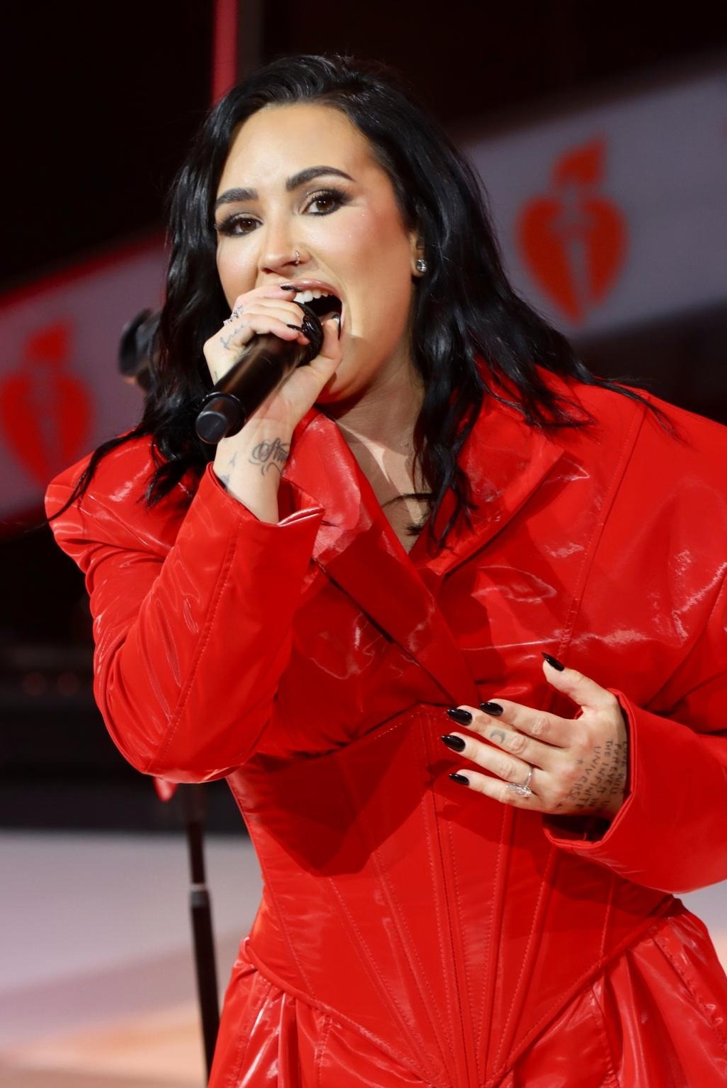 Nữ ca sĩ bị phản ứng vì hát ca khúc Đau tim tại sự kiện của Hội Tim mạch - 3