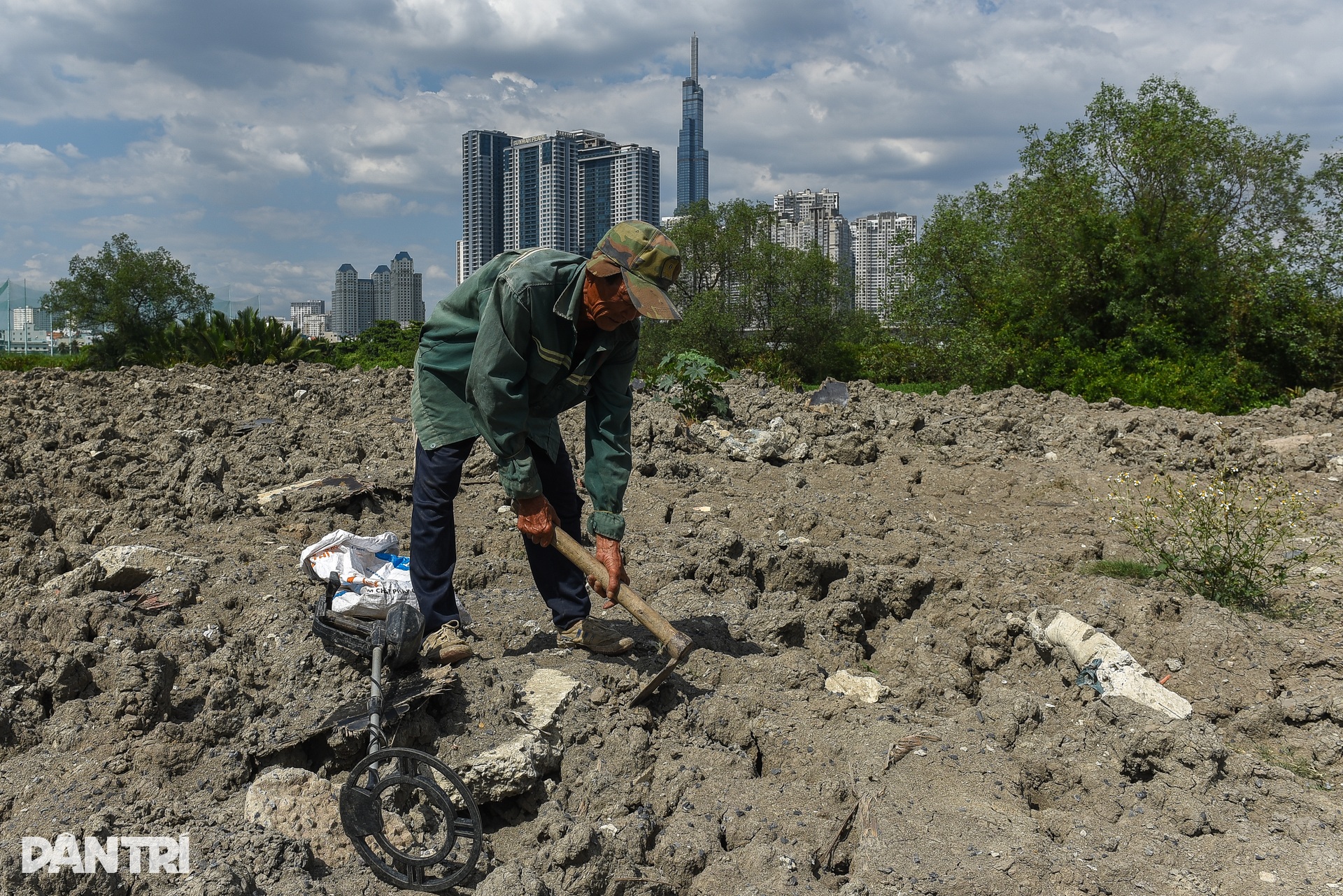 Người dân TPHCM chật vật dưới nắng nóng gần 40 độ C ngày đầu hè - 6 Người dân TPHCM chật vật dưới nắng nóng gần 40 độ C ngày đầu hè - 6