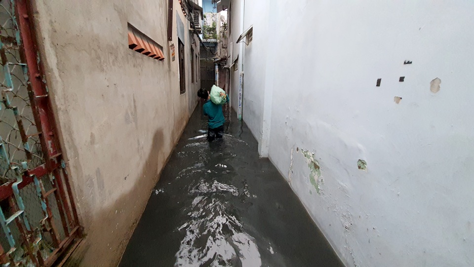 Người Sài Gòn lội nước triều cường đen ngòm về nhà sau giờ tan tầm - 8