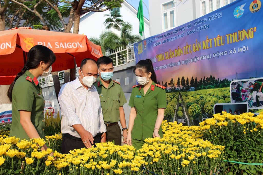 Áo xanh, sao vàng bán hoa Tết, mua quà tặng người nghèo đón Xuân - 7 Áo xanh, sao vàng bán hoa Tết, mua quà tặng người nghèo đón Xuân - 7