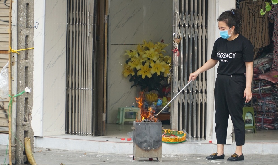 Hà Nội: Phố phường nghi ngút khói ngày Rằm tháng Giêng - 11 Hà Nội: Phố phường nghi ngút khói ngày Rằm tháng Giêng - 11