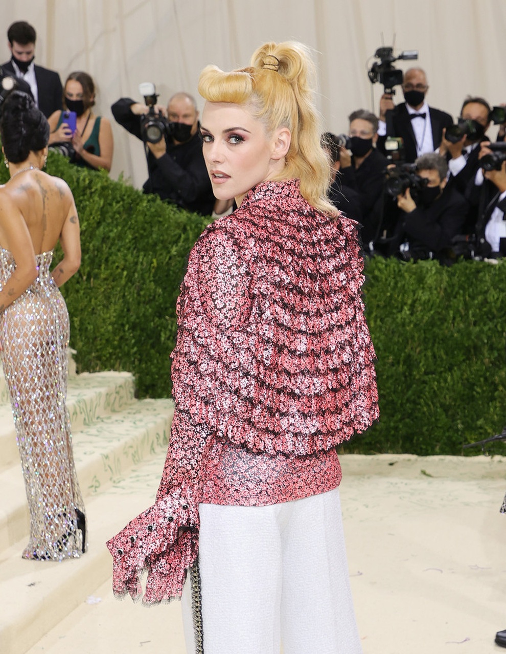 Choáng ngợp với loạt trang phục ấn tượng của mỹ nhân dự MET gala 2021 - 16 Choáng ngợp với loạt trang phục ấn tượng của mỹ nhân dự MET gala 2021 - 16