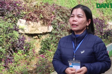 Cô Chung bật khóc khi nhớ lại thời gian đầu cắm bản