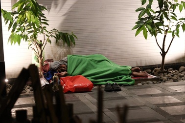 TPHCM xuống 17 độ, người dân co ro trong đợt lạnh hiếm gặp