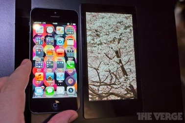 Sharp trình diễn màn hình smartphone độ phân giải Full HD 1080p