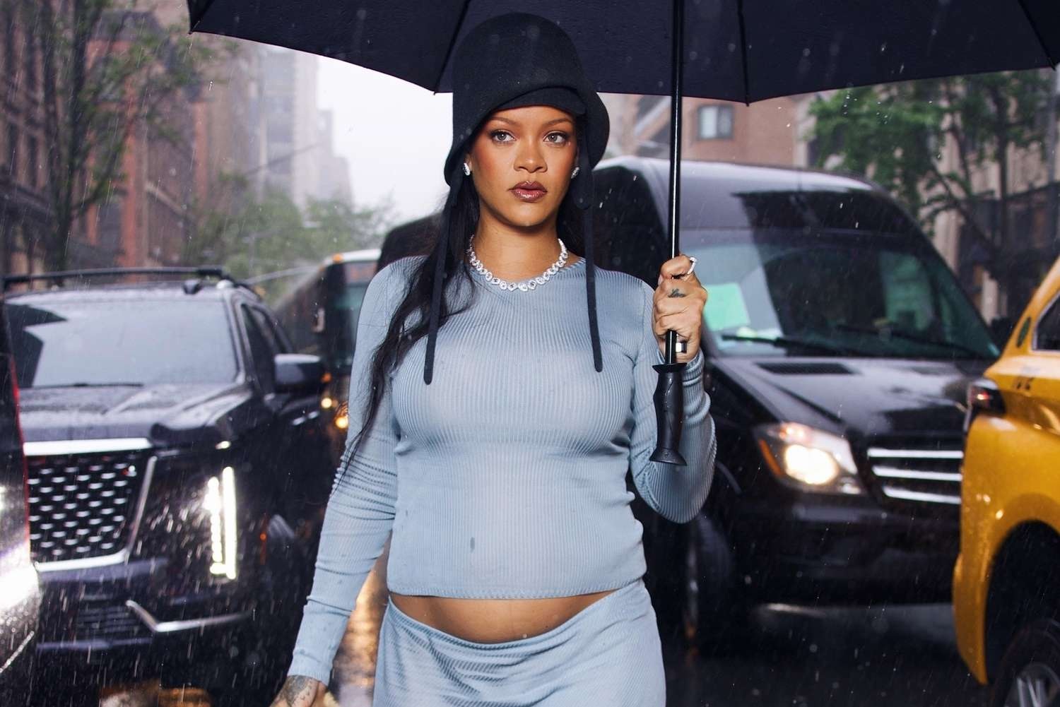 Nữ ca sĩ tỷ phú Rihanna mang bầu lần 3, sở hữu đế chế thời trang đáng nể - 1
