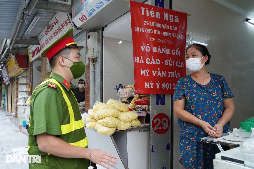 Mải chạy bộ thể dục ở Hồ Gươm, người đàn ông bị xử phạt 2 triệu đồng - 2 Mải chạy bộ thể dục ở Hồ Gươm, người đàn ông bị xử phạt 2 triệu đồng - 2