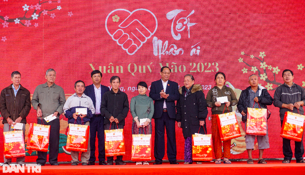 Ấm lòng chợ Tết nhân ái, mua cả xe hàng không mất tiền - 1 Ấm lòng chợ Tết nhân ái, mua cả xe hàng không mất tiền - 1