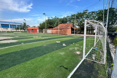 Bé trai 7 tuổi bị cầu gôn ở sân bóng đè tử vong