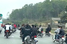 Truy xét nhóm thanh niên đi xe dàn hàng trên quốc lộ
