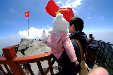 Cô bé 2 tuổi trong chuyến hành trình xuyên Việt 60 ngày cùng bố mẹ