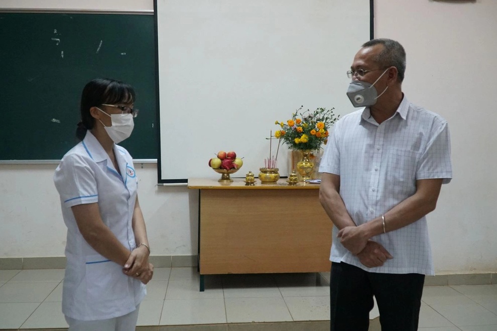 Nữ điều dưỡng lập bàn thờ bố nơi cách ly, nén nỗi đau tiếp tục nhiệm vụ - 2