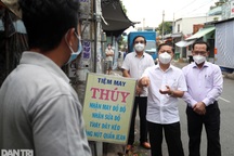 Thứ trưởng Bộ LĐ-TB&XH thị sát đời sống người dân tại TPHCM